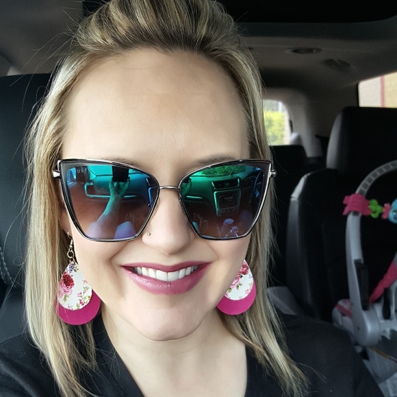 Meet your Posher, Danelle - Picture 2 of 3